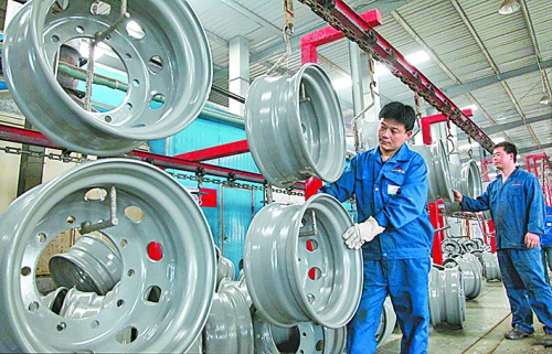 4月25日，許昌恒豐實業(yè)有限公司的員工正在生產(chǎn)重卡車輪。喬利峰 攝