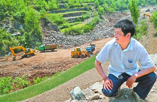 　　5月5日，魯山縣趙村鄉(xiāng)關(guān)岈村青年時(shí)軍偉看著正在建設(shè)的兩座小型水庫(kù)開心地笑了。他1994年開始外出