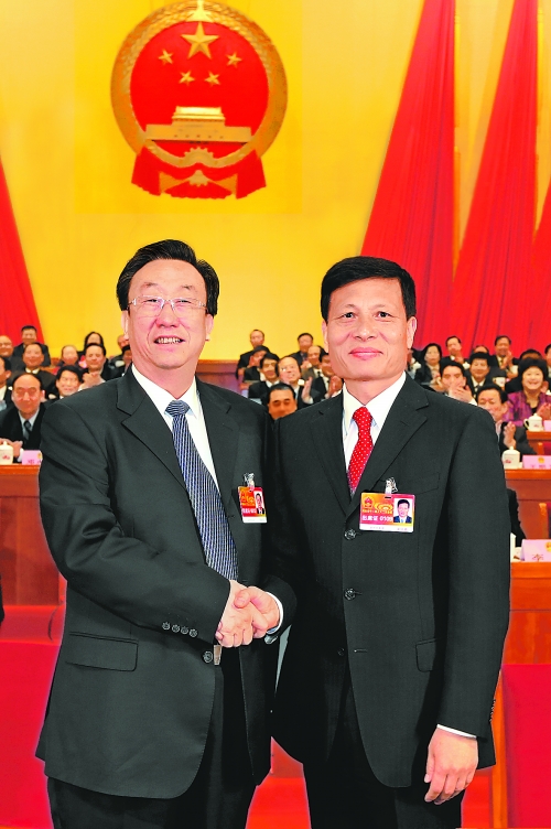 4月2日上午，新當(dāng)選的省人大常委會(huì)主任郭庚茂與新當(dāng)選的省人民政府省長(zhǎng)謝伏瞻親切握手。郭宇 董亮 攝