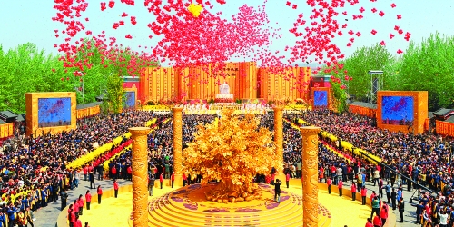 癸巳年黃帝故里拜祖大典于4月12日上午在新鄭舉行，來自海內(nèi)外的炎黃子孫，共同祭拜中華民族的人文始祖軒