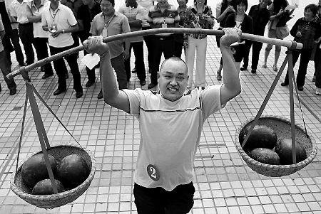 節(jié)會現(xiàn)場，一位瓜農(nóng)正在表演西瓜舉重。