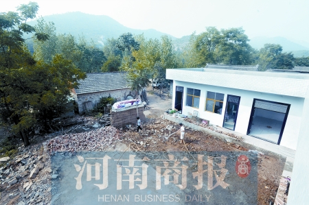新校舍旁邊，是徐云玲和學(xué)生們用了多年的石頭校舍 河南商報(bào)記者 鄧萬(wàn)里/攝