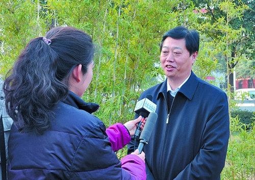 十八大代表、南陽(yáng)市委書(shū)記李文慧談學(xué)習(xí)十八大精神體會(huì)