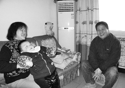 恩人找到了、飯碗保住了，張新明（右）與原竹青都開心地笑了。