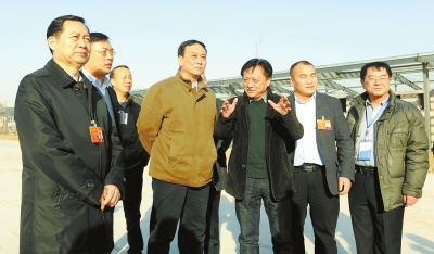 　　鄭州手拉手集團(tuán)董事長(zhǎng)賈長(zhǎng)明（右三）向省農(nóng)業(yè)廳廳長(zhǎng)朱孟洲（右四），省政府副秘書(shū)長(zhǎng)、省政府駐京辦主任