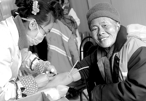 1月14日，汝南縣為全縣460多名環(huán)衛(wèi)工人免費(fèi)進(jìn)行心電圖、胸透等13項(xiàng)健康檢查，并建立了個(gè)人健康檔案