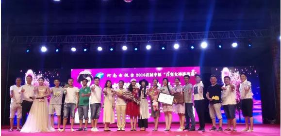 大賽總導(dǎo)演王軍嶺先生親臨現(xiàn)場(chǎng)，為報(bào)名點(diǎn)指導(dǎo)工作