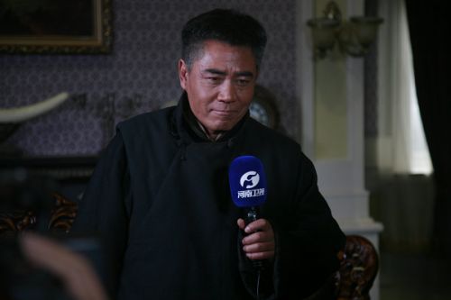 陳寶國接受河南衛(wèi)視專訪。