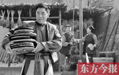 陳寶國(guó)在《大河兒女》中飾演男一號(hào)、燒制鈞瓷的手藝人賀焰生