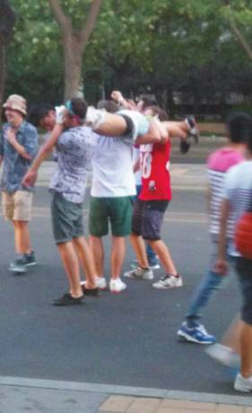 外籍男子當(dāng)街肩扛、腳踏醉漢