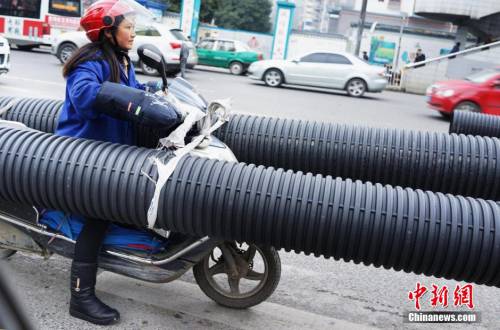 貴陽(yáng)現(xiàn)最牛摩姐 載超長(zhǎng)管穿梭車(chē)流