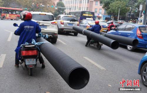 貴陽(yáng)現(xiàn)最牛摩姐 載超長(zhǎng)管穿梭車(chē)流