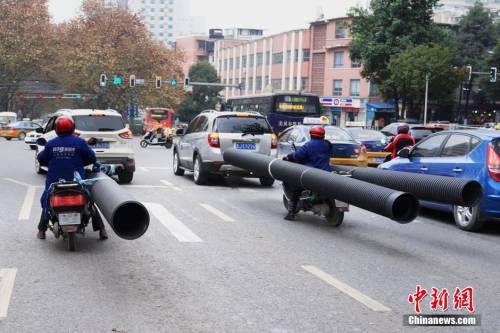 貴陽(yáng)現(xiàn)最牛摩姐 載超長(zhǎng)管穿梭車(chē)流