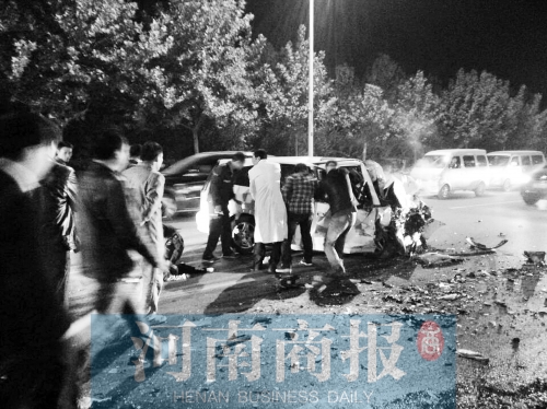 慘劇現(xiàn)場(chǎng)，眾人紛紛上前施救，有人拉住變形的車門，為傷者爭取救援時(shí)間