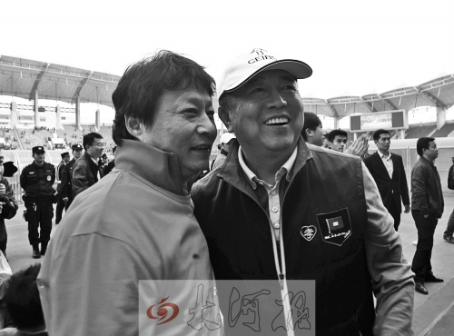 比賽結(jié)束后，老胡熱情擁抱老唐。