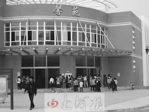 學(xué)生們排隊(duì)進(jìn)入食堂就餐，對于統(tǒng)一15元的收費(fèi)標(biāo)準(zhǔn)，不少學(xué)生和家長很不理解。