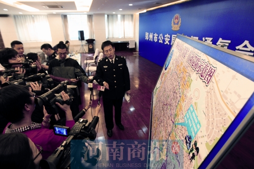 警方負(fù)責(zé)人向媒體介紹戰(zhàn)果，左上圖為警方繳獲的犯罪嫌疑人作案工具 記者 王春勝/圖