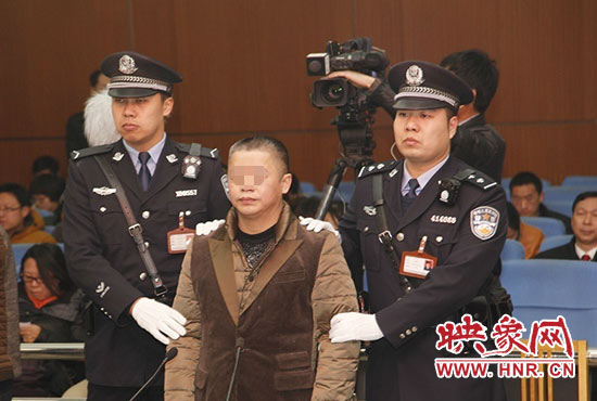 被告人被法警帶上法庭時(shí)，身上沒有戒具，也沒有剃光頭。（圖片來(lái)源于微博@豫法陽(yáng)光）