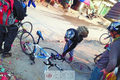 運氣不好，十分鐘被扎了兩次胎，只能自己修車。