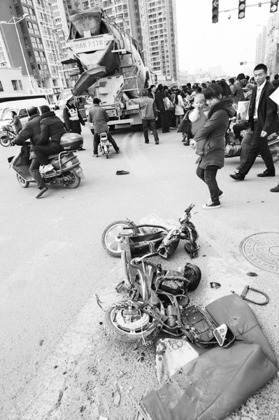 鄭州一男子被卷水泥罐車(chē)輪下 不幸當(dāng)場(chǎng)身亡