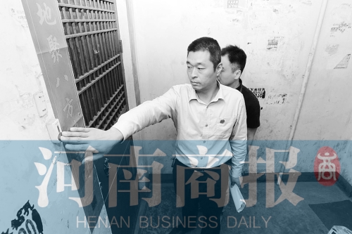 　來到馬某家，法官被拒之門外