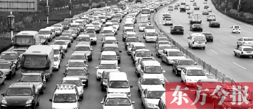 21日，鄭州市中州大道，大量擁堵的汽車將寬寬的道路變成“停車場”