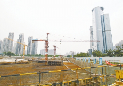 中州大道與金水東路東北角，正在建一座大型停車(chē)場(chǎng)。