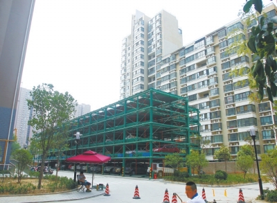 商城路與英協(xié)路交叉口附近的濱河綠苑小區(qū)內(nèi)，剛剛建好一個(gè)立體停車(chē)場(chǎng)。