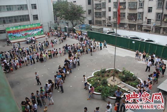 報(bào)名現(xiàn)場從一大早便已排起了長龍。