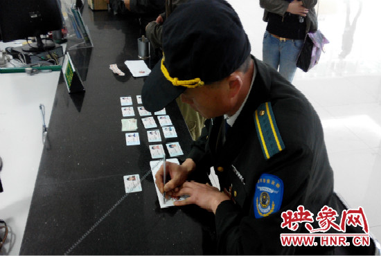 撿到的身份證，巡防隊(duì)員通常是自費(fèi)郵寄給失主。