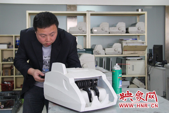 陸涌每天的工作就是和機(jī)器“談心”、發(fā)現(xiàn)故障、修好它們。