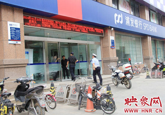 民警趕到現(xiàn)場(chǎng)了解情況。