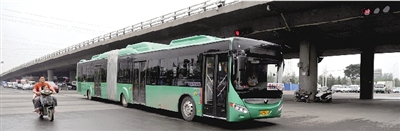 昨日上午，一輛B3快速公交測(cè)試車行駛在西三環(huán)的線路上。