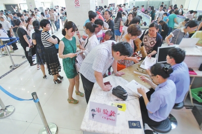 6月30日上午9時(shí)20分，鄭州市公安局出入境管理處辦事大廳內(nèi)擠滿前來辦理護(hù)照、簽證的群眾。