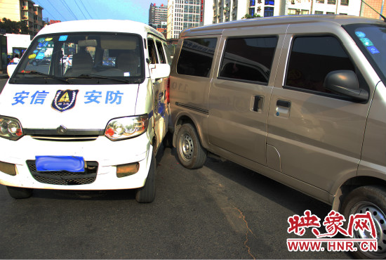 兩輛面包車也被牽連。