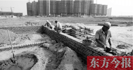 7月8日，鄭州市銀鶯路南端，一處新建的小學(xué)和中學(xué)剛剛開始動工