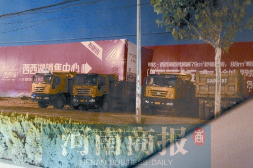昨夜，記者發(fā)現(xiàn)一些工地外，渣土車們正在“休息”記者 鄧萬里/攝