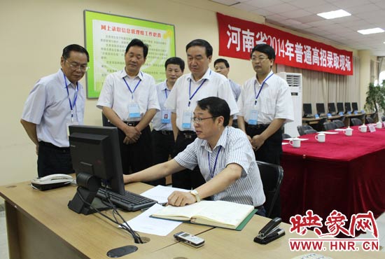 副省長徐濟(jì)超在高招錄取現(xiàn)場聽取工作人員匯報(bào)。