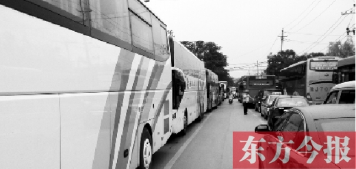昨日，只能由東向西單行的鄭州市城南路上，闖進(jìn)了由西向東行駛的大巴車，造成嚴(yán)重交通擁堵