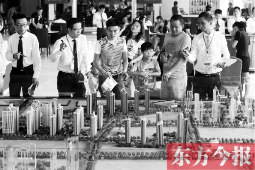 昨天上午，在鄭州市區(qū)一售樓部內(nèi)，看房的顧客比平時多了不少