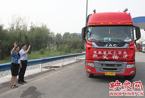 運送救災(zāi)物質(zhì)的貨車出發(fā),奔赴災(zāi)區(qū)。