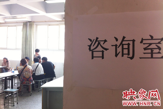 在金水區(qū)教體局設(shè)立的“復(fù)議”現(xiàn)場(chǎng)，家長(zhǎng)們提出了各式各樣的問題。