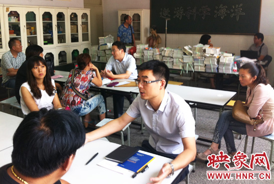 各區(qū)受理咨詢的教育部門工作人員對(duì)于提出的問題一一作出解答。