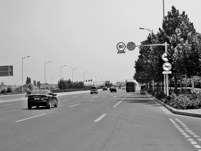 走訪鄭開大道，記者發(fā)現(xiàn)路上的限速標(biāo)志已明顯減少。
