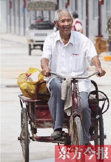 83歲的胡新有老人每天下午都騎著三輪車出門撿廢品，換的錢都捐了出去