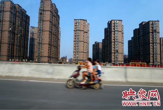 三環(huán)快速路開通后，仍有一些電動車違規(guī)上橋。