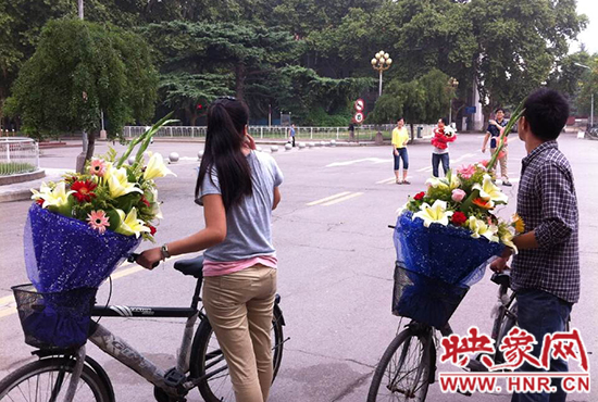 在鄭州大學(xué)南校區(qū)，有不少學(xué)生三五成群，手捧鮮花。