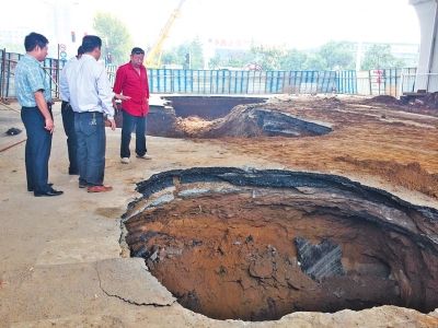 9月20日，中原路西三環(huán)交叉口坍塌現(xiàn)場