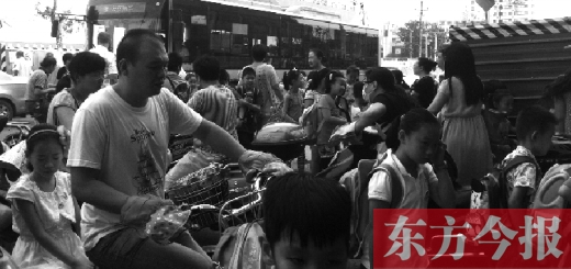 9月4日下午，文化路一小附近，大批陪讀家長接孩子。