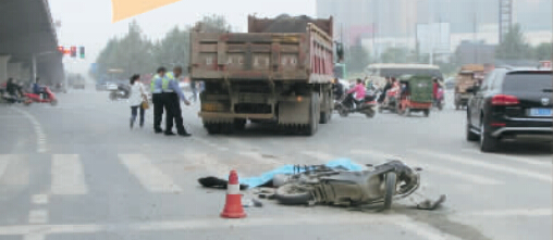 昨日，鄭州市建設路與西四環(huán)交叉口附近，一輛后八輪大貨車將一輛電動車卷入車輪下。